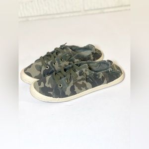 Size 8 woman's camouflage shoes